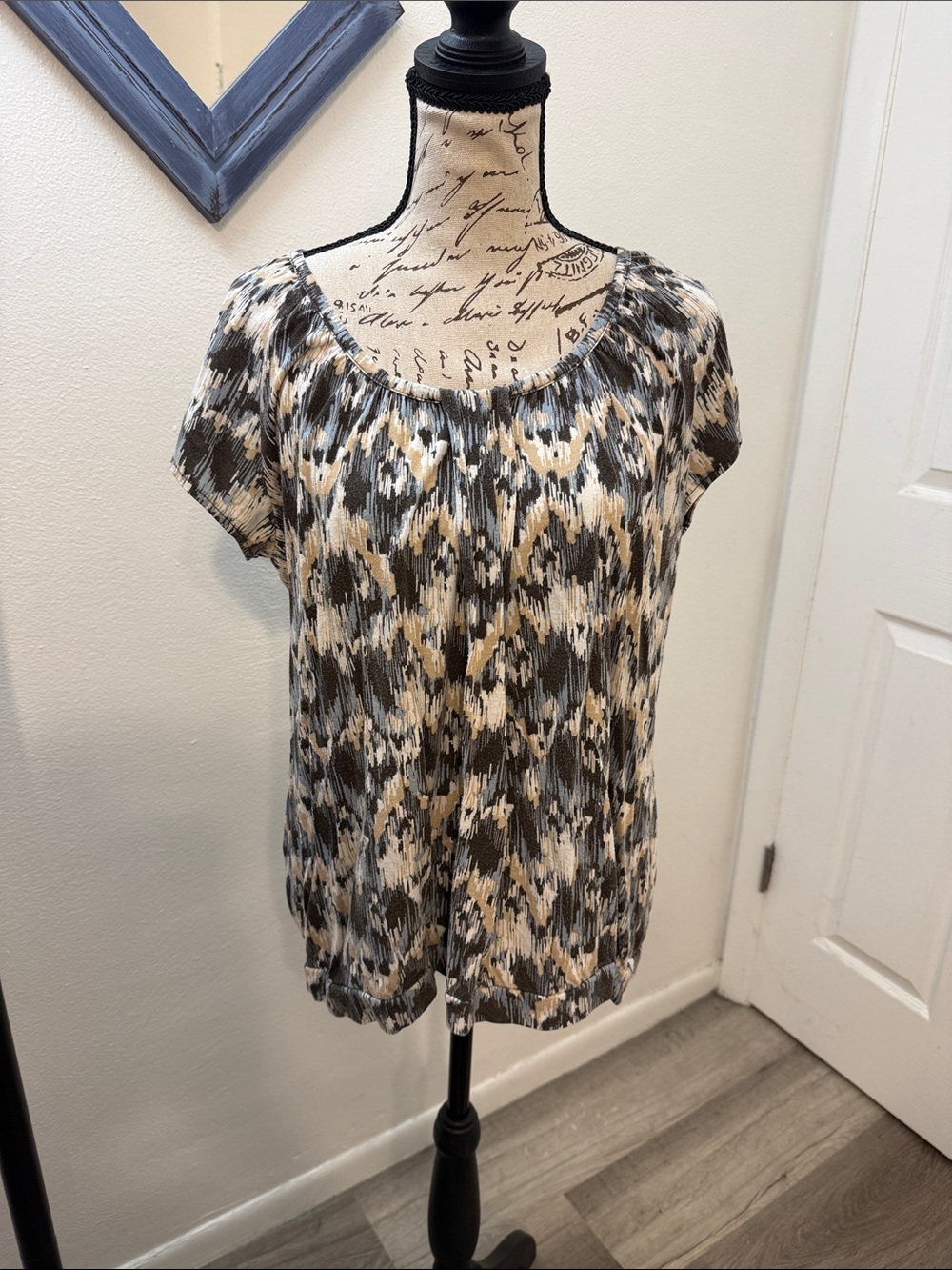 Liz Claiborne Cream, Gray & Brown Scoop Neck Printed Top